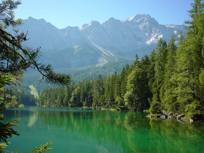 Der Eibsee bei Grainau mit Blick auf die Zugspitze